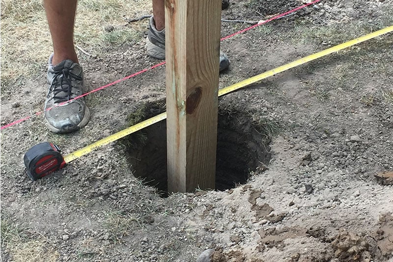 Vieni a scavare buche per i pali FencePostInHole.jpg?width=900&name=FencePostInHole