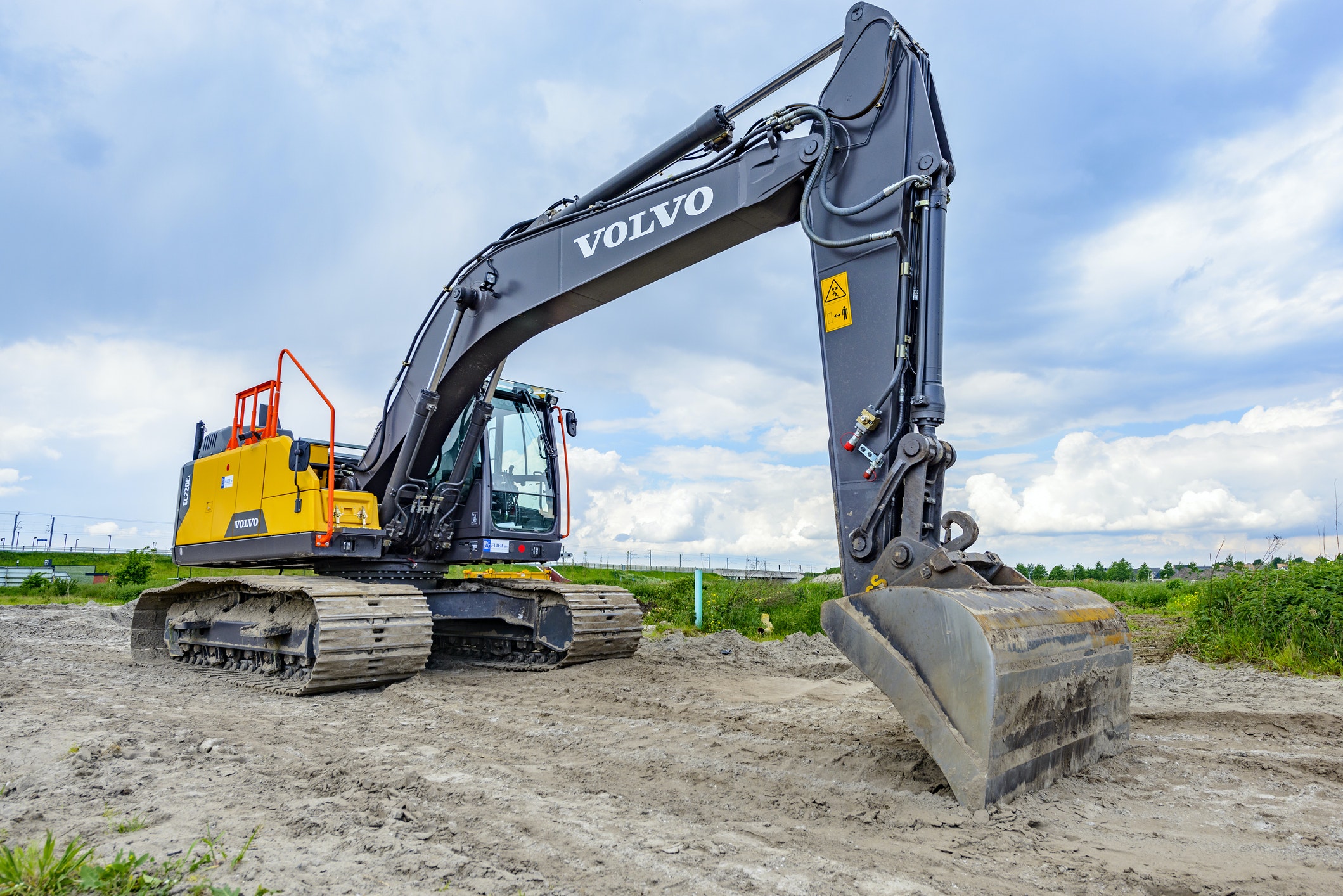 volvo-medium-sized-excavators