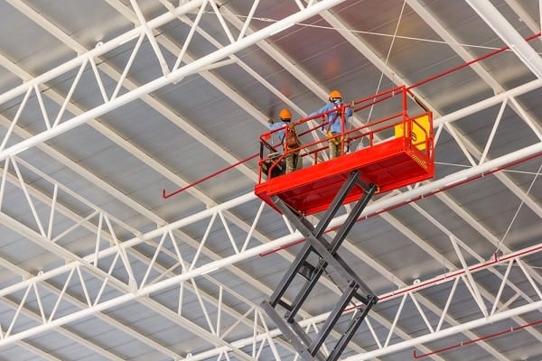 scissor-lift-hire-workers-roof