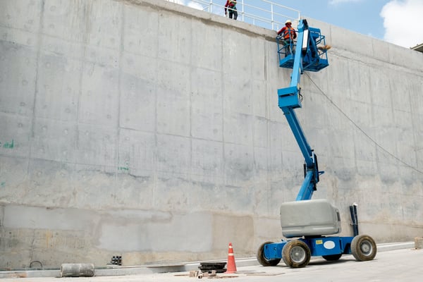boom-lift-water-concrete-tank-construction-site