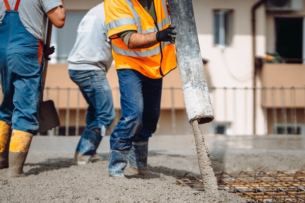 worker-laying-concrete-with-automatic-pump