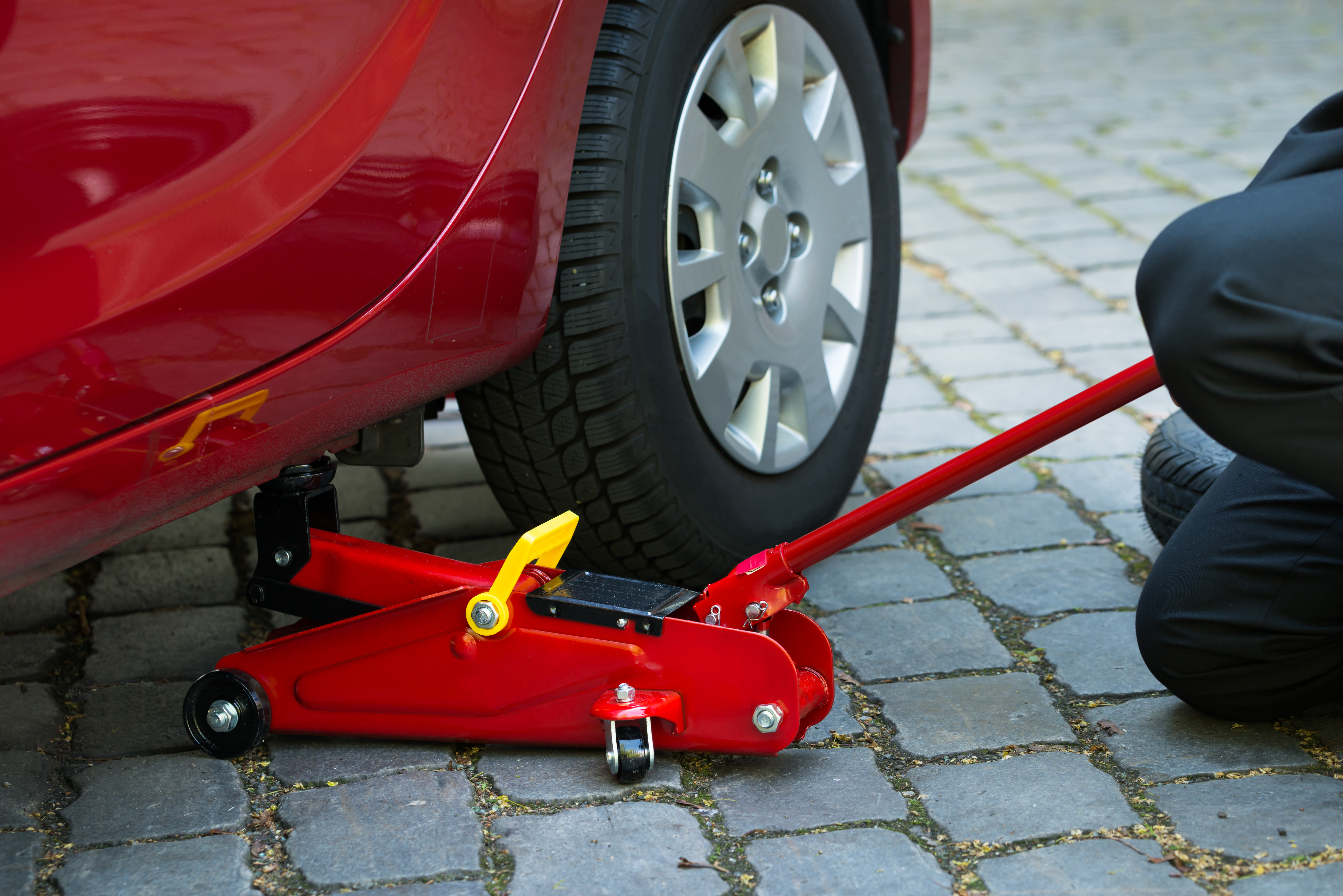 bottle jack to lift car