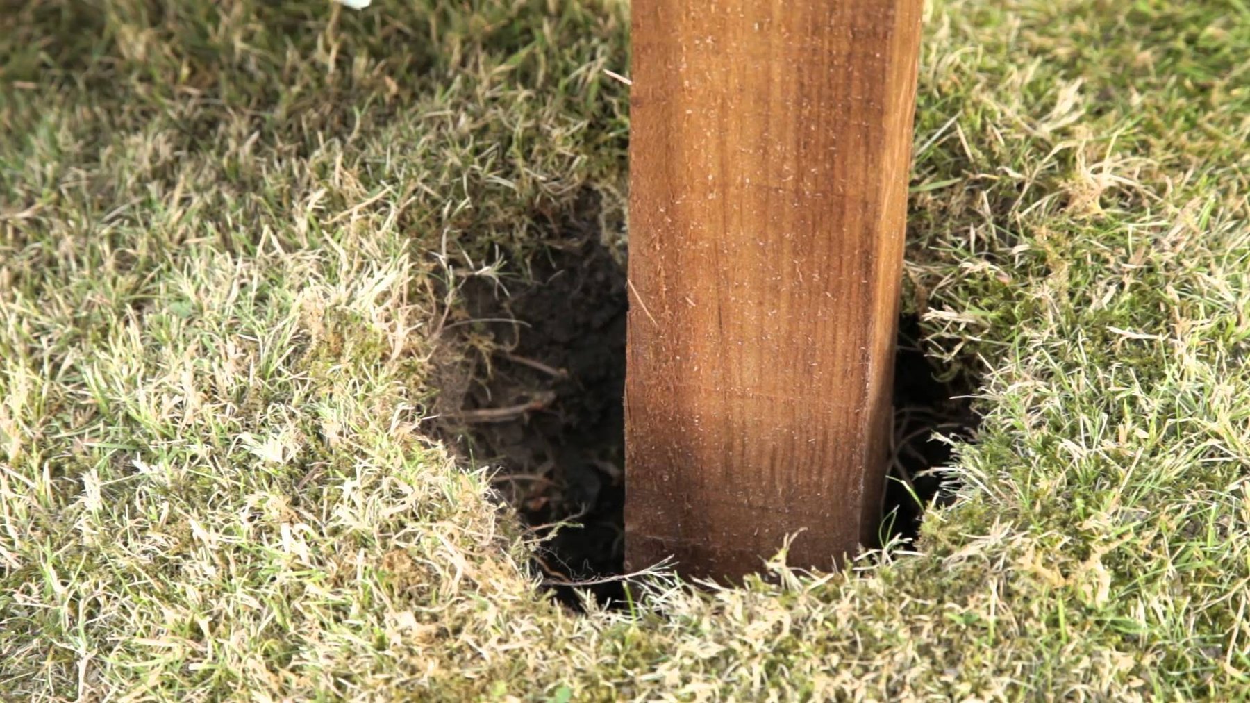How To Dig A Hole For A Post Iseekplant how-to-dig-a-hole-for-a-post-iseekplant