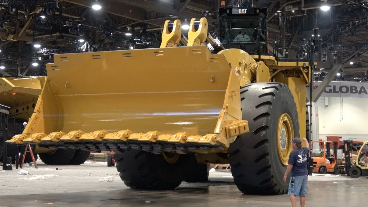 Top 5 World S Biggest Loaders Iseekplant   Worlds Biggest Front End Loader 