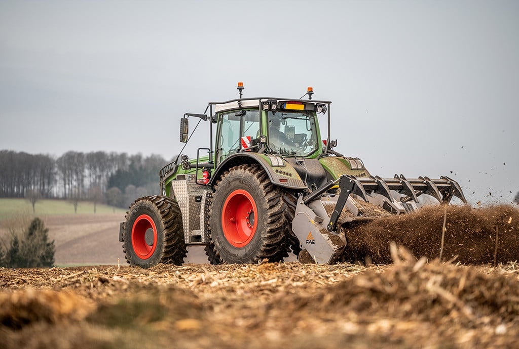tractor-in-construction-applications